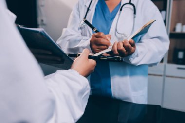 Dijital tablet sağlık doktoru teknolojisi tableti üzerinde çalışan tıbbi ekip hastanedeki tıbbi raporların sonuçlarını analiz etti..