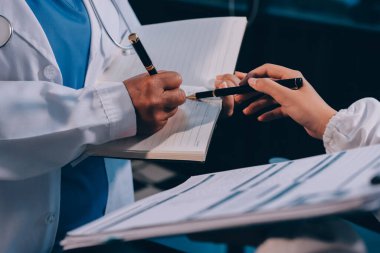 Dijital tablet sağlık doktoru teknolojisi tableti üzerinde çalışan tıbbi ekip hastanedeki tıbbi raporların sonuçlarını analiz etti..