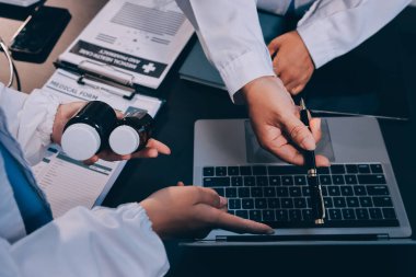 Dijital tablet sağlık doktoru teknolojisi tableti üzerinde çalışan tıbbi ekip hastanedeki tıbbi raporların sonuçlarını analiz etti..