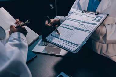 Dijital tablet sağlık doktoru teknolojisi tableti üzerinde çalışan tıbbi ekip hastanedeki tıbbi raporların sonuçlarını analiz etti..