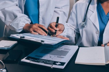 Dijital tablet sağlık doktoru teknolojisi tableti üzerinde çalışan tıbbi ekip hastanedeki tıbbi raporların sonuçlarını analiz etti..