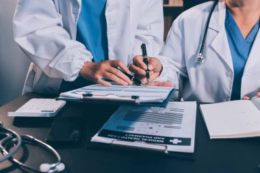 Dijital tablet sağlık doktoru teknolojisi tableti üzerinde çalışan tıbbi ekip hastanedeki tıbbi raporların sonuçlarını analiz etti..