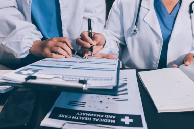 Dijital tablet sağlık doktoru teknolojisi tableti üzerinde çalışan tıbbi ekip hastanedeki tıbbi raporların sonuçlarını analiz etti..