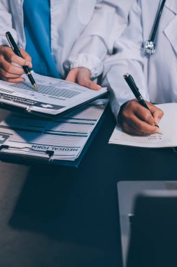 Dijital tablet sağlık doktoru teknolojisi tableti üzerinde çalışan tıbbi ekip hastanedeki tıbbi raporların sonuçlarını analiz etti..