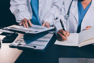 Dijital tablet sağlık doktoru teknolojisi tableti üzerinde çalışan tıbbi ekip hastanedeki tıbbi raporların sonuçlarını analiz etti..