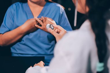 Kadın doktor kaba kalp atışı incelemek için stetoskop kullanın