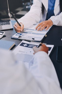 Güvenilir temsilci eczacılık hastanedeki doktor ve hemşire ekibine yeni ilaçlar gösteriyor. Bir grup doktora ilaç şişesini gösteren ve ilaç dozajını açıklayan yetişkin bir uzman..