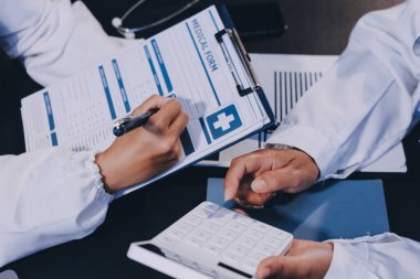 Doktorlar toplantı odasında anatomi ve patoloji hakkında konuşmak için toplanıyorlar. Tıbbi ekibin işi.