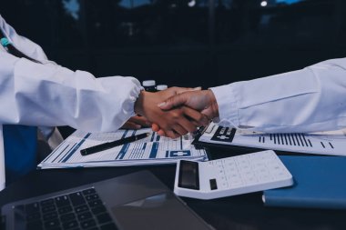 Doktorlar el sıkışıyor, hastanede birlikte çalışıyoruz..