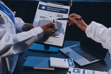 Dijital tablet sağlık doktoru teknolojisi tableti üzerinde çalışan tıbbi ekip hastanedeki tıbbi raporların sonuçlarını analiz etti..