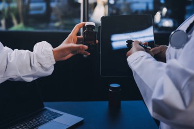 Dijital tablet sağlık doktoru teknolojisi tableti üzerinde çalışan tıbbi ekip hastanedeki tıbbi raporların sonuçlarını analiz etti..