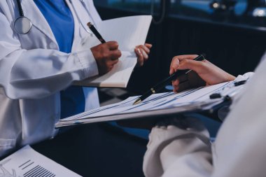 Dijital tablet sağlık doktoru teknolojisi tableti üzerinde çalışan tıbbi ekip hastanedeki tıbbi raporların sonuçlarını analiz etti..