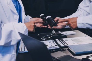 Dijital tablet sağlık doktoru teknolojisi tableti üzerinde çalışan tıbbi ekip hastanedeki tıbbi raporların sonuçlarını analiz etti..