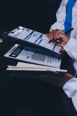 Dijital tablet sağlık doktoru teknolojisi tableti üzerinde çalışan tıbbi ekip hastanedeki tıbbi raporların sonuçlarını analiz etti..