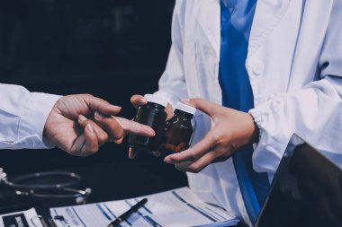 Dijital tablet sağlık doktoru teknolojisi tableti üzerinde çalışan tıbbi ekip hastanedeki tıbbi raporların sonuçlarını analiz etti..