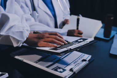 Dijital tablet sağlık doktoru teknolojisi tableti üzerinde çalışan tıbbi ekip hastanedeki tıbbi raporların sonuçlarını analiz etti..