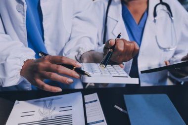 Dijital tablet sağlık doktoru teknolojisi tableti üzerinde çalışan tıbbi ekip hastanedeki tıbbi raporların sonuçlarını analiz etti..