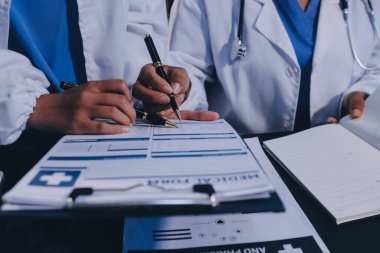 Dijital tablet sağlık doktoru teknolojisi tableti üzerinde çalışan tıbbi ekip hastanedeki tıbbi raporların sonuçlarını analiz etti..