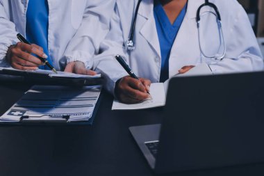 Dijital tablet sağlık doktoru teknolojisi tableti üzerinde çalışan tıbbi ekip hastanedeki tıbbi raporların sonuçlarını analiz etti..