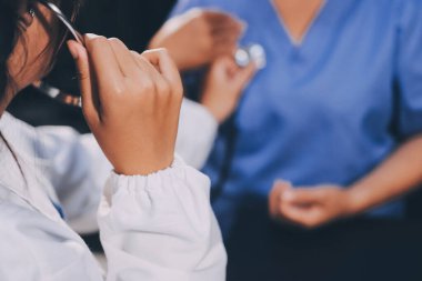 Kadın doktor kaba kalp atışı incelemek için stetoskop kullanın