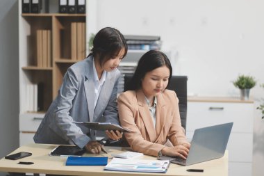 İşçiler bunları şirket konferansında tartışıyor.