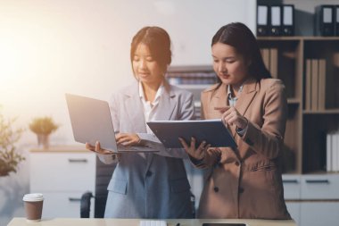 İşçiler bunları şirket konferansında tartışıyor.