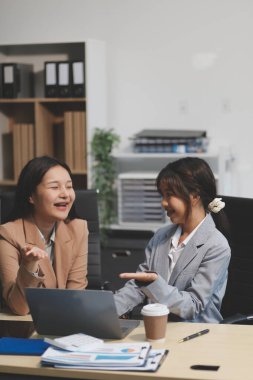 İşçiler bunları şirket konferansında tartışıyor.