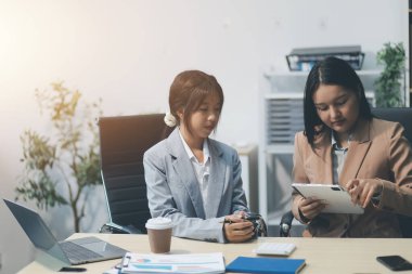 İşçiler bunları şirket konferansında tartışıyor.