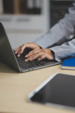 İş Belgeleri, Denetçi iş kadını arama belgesini kontrol ediyor yasal evrak hazırlıyor veya analiz için rapor hazırlıyor Vergi zamanı, muhasebeci Belgeleri iş yerindeki veri ortaklığı anlaşması anlaşması anlaşması anlaşması