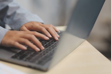 İş Belgeleri, Denetçi iş kadını arama belgesini kontrol ediyor yasal evrak hazırlıyor veya analiz için rapor hazırlıyor Vergi zamanı, muhasebeci Belgeleri iş yerindeki veri ortaklığı anlaşması anlaşması anlaşması anlaşması
