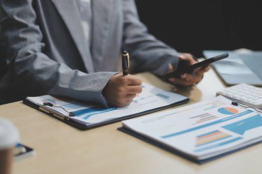 İş Belgeleri, Denetçi iş kadını arama belgesini kontrol ediyor yasal evrak hazırlıyor veya analiz için rapor hazırlıyor Vergi zamanı, muhasebeci Belgeleri iş yerindeki veri ortaklığı anlaşması anlaşması anlaşması anlaşması