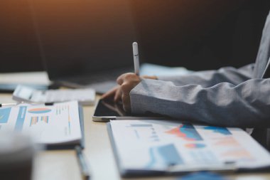 İş Belgeleri, Denetçi iş kadını arama belgesini kontrol ediyor yasal evrak hazırlıyor veya analiz için rapor hazırlıyor Vergi zamanı, muhasebeci Belgeleri iş yerindeki veri ortaklığı anlaşması anlaşması anlaşması anlaşması