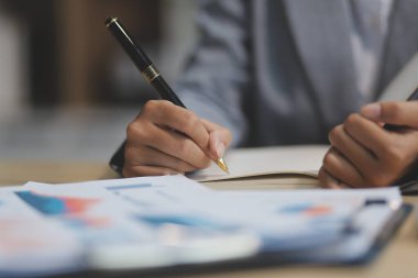 İş Belgeleri, Denetçi iş kadını arama belgesini kontrol ediyor yasal evrak hazırlıyor veya analiz için rapor hazırlıyor Vergi zamanı, muhasebeci Belgeleri iş yerindeki veri ortaklığı anlaşması anlaşması anlaşması anlaşması