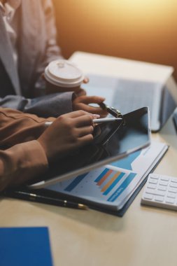 İşçiler bunları şirket konferansında tartışıyor.