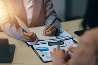 İşçiler bunları şirket konferansında tartışıyor.