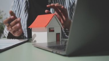 Emlakçı ev modeli, ev modeli