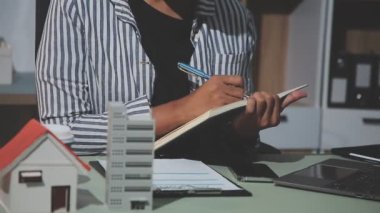 İşadamı evde dizüstü bilgisayar ve hesap makinesiyle çalışıyor..