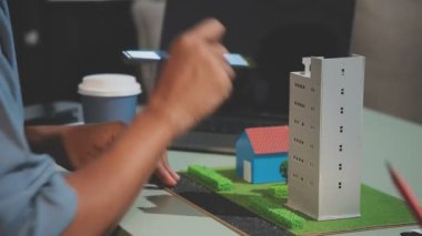 Ofiste çalışan genç Asyalı mühendis mimar, planlama, inşaat, bina tasarımı konsepti