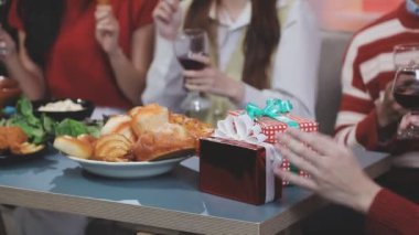 Genç bayan Noel 'i şampanyayla kutluyor.
