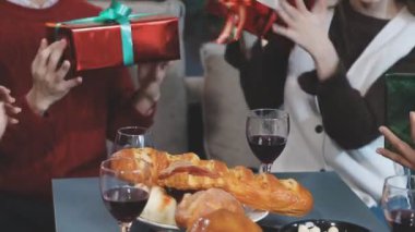 İnsanlar Noel yemeği yiyor.