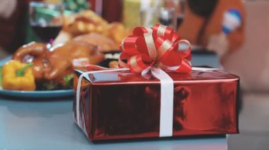 Bulanık arka planda noel süslemeleri olan hediye kutusu. Metin için boşluk