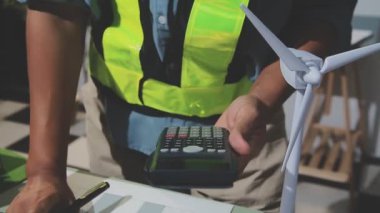 İnşaat şantiyesi, inşaat ve mühendislik konsepti mühendisliği projesiyle çalışan mühendis..