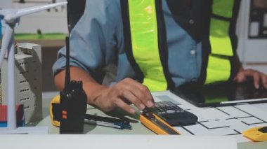 Ofisteki bilgisayar, mühendislik, mühendislik veya inşaat alanında çalışan mühendis veya işçi mühendisi.