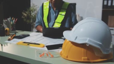 Dizüstü bilgisayar, mühendislik, mühendislik konsepti ile çalışan mimar veya inşaat mühendisi