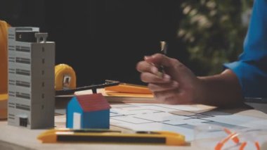 Mimar plan üzerinde çalışıyor, mimar konsepti