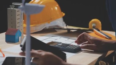 Ofisteki proje üzerinde çalışan mimar.