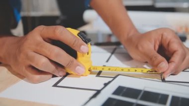 Yakın plan - erkek ellerinin elinde taslak