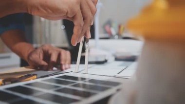 Dizüstü bilgisayarda çalışan adam mühendisi