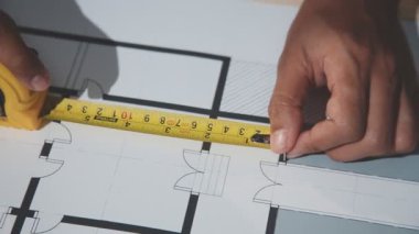 Bir planla çalışan bir mimar