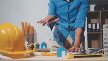 Ofiste çalışan üniformalı genç bir mühendis.